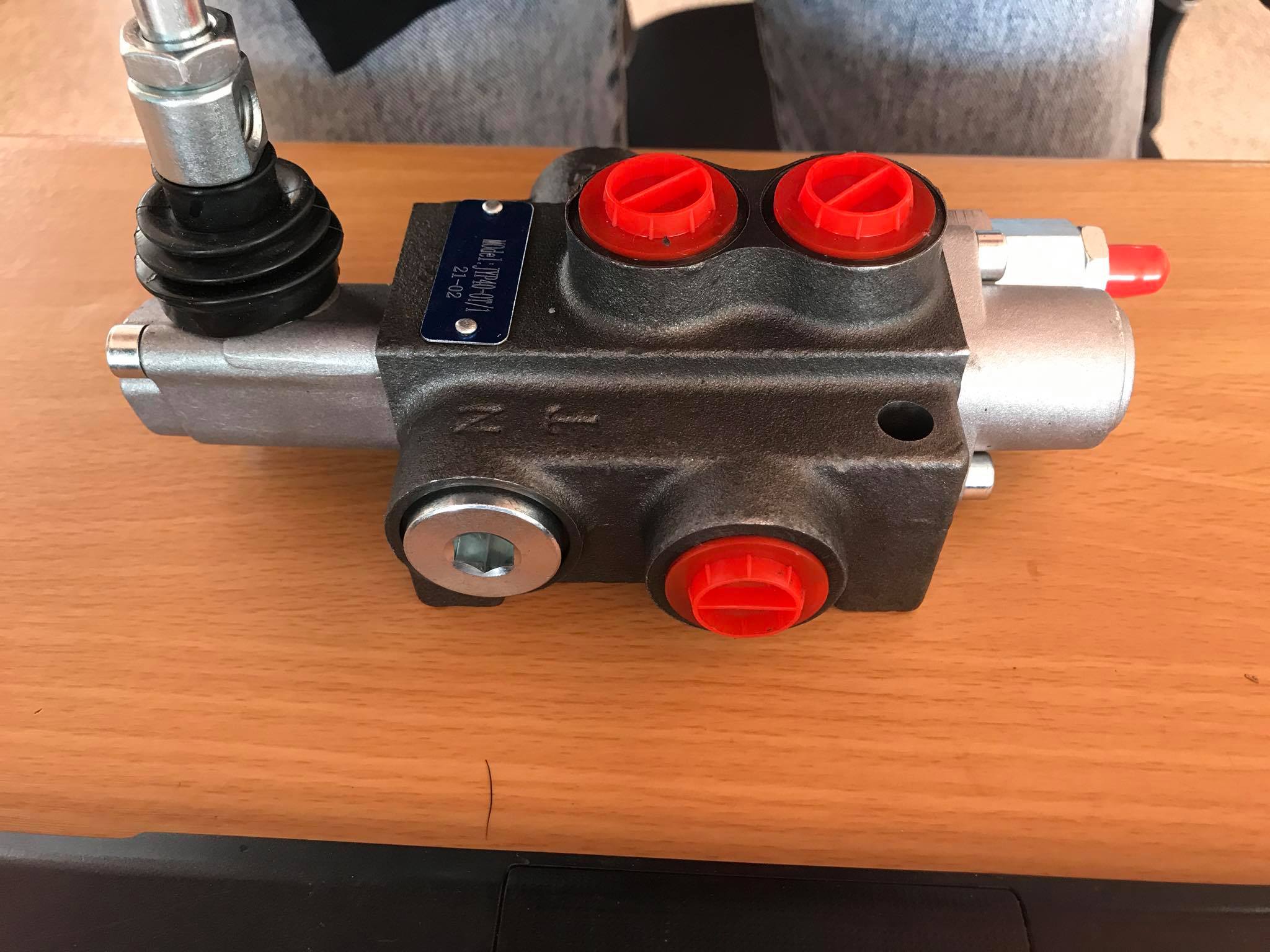 คอนโทรลวาล์ว 1 แกน 40 ลิตร Control valve 1 P 40 สำหรับติดตั้งคอนโทรลรถไถ ,คอนโทรลรถแทรกเตอร์, คอนโทรลรถเกี่ยวข้าว,คอนโทรลแบบมือโยค