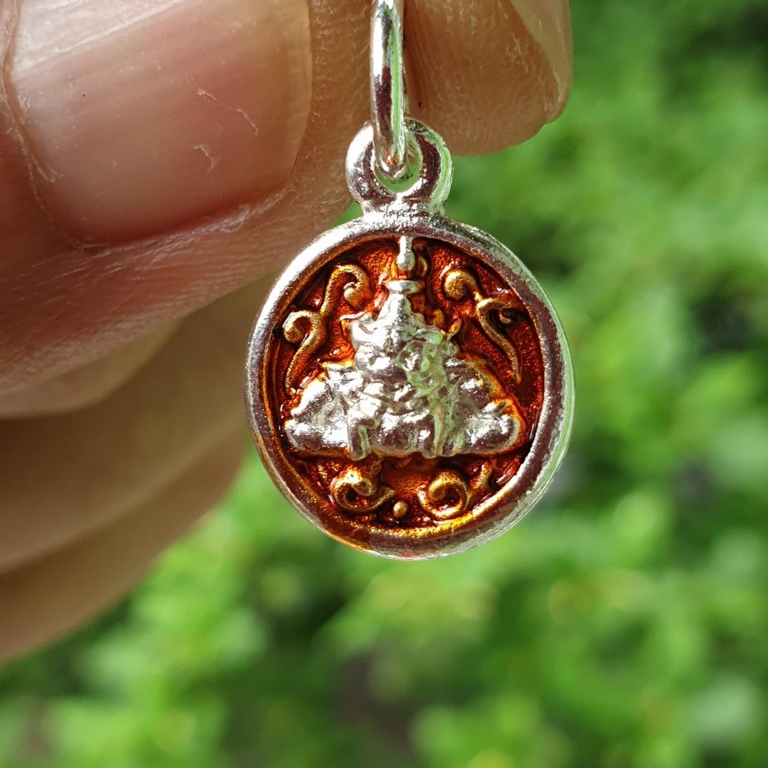 จี้ นะโม เนื้อเงิน มี2แบบ รุ่นศรีวิชัย พศ 2547 พระธาตุเมืองคอน ลงยาดำ ใส่อาบน้ำได้ไม่ลอกไม่ดำไม่แพ้ พุทธคุณครอบจักรวาล เมตตามหานิยม มีโชคลาภ แคล้วคลาดปลอดภัย