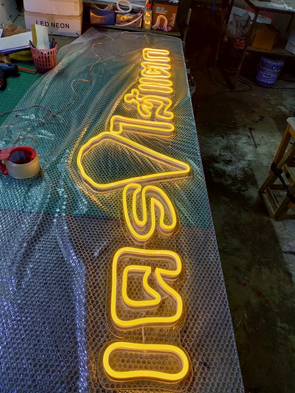 ป้ายไฟนีออน LED อะคริลิคใสรองหลัง