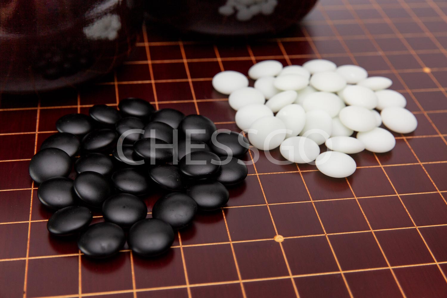 ชุดหมากล้อมไม้(กระดานสีไม้จันทร์แดง/เม็ดนูน2ด้าน/โถไม้)