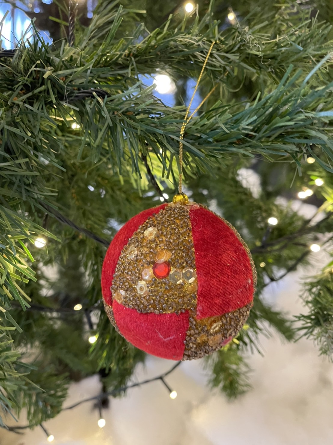 ต้นคริสต์มาสแบบตกแต่งพร้อมของประดับ