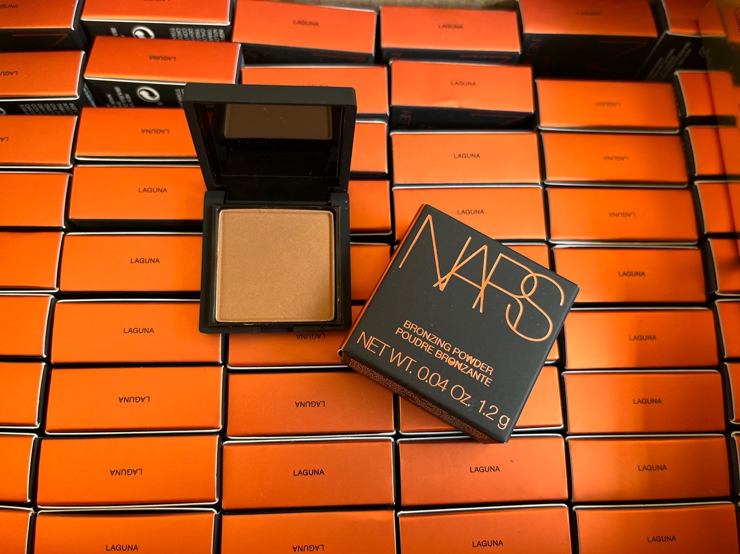 Nars Bronzing Powder ขนาด 1.2g. #Laguna บรอนเซอร์เนื้อฝุ่นโทนสีน้ำตาลอบอุ่นนุ่มนวล