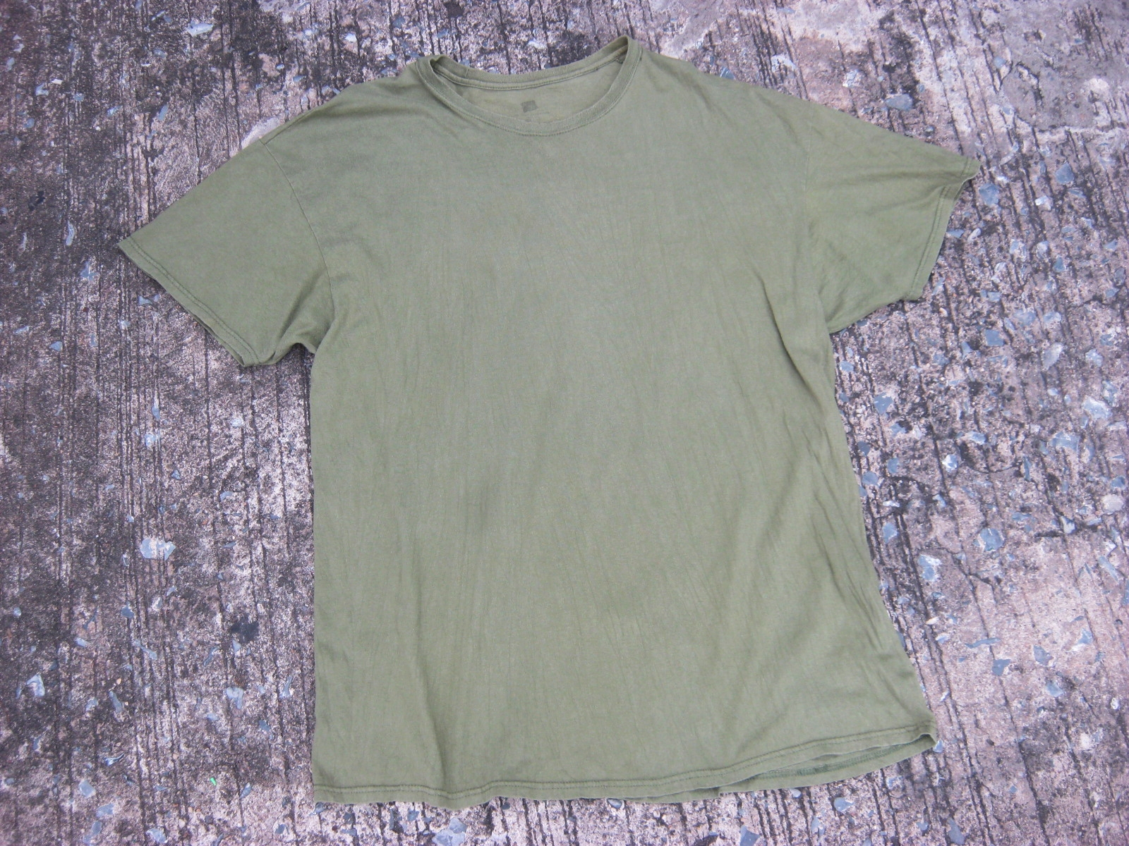 เสื้อยืดสีเขียว