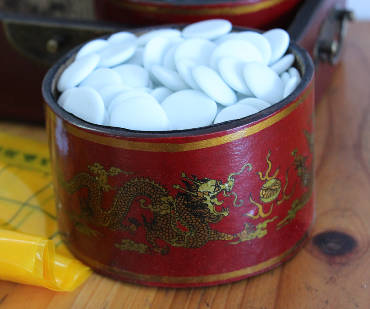 เม็ดหมากล้อมกล่องลายจีน