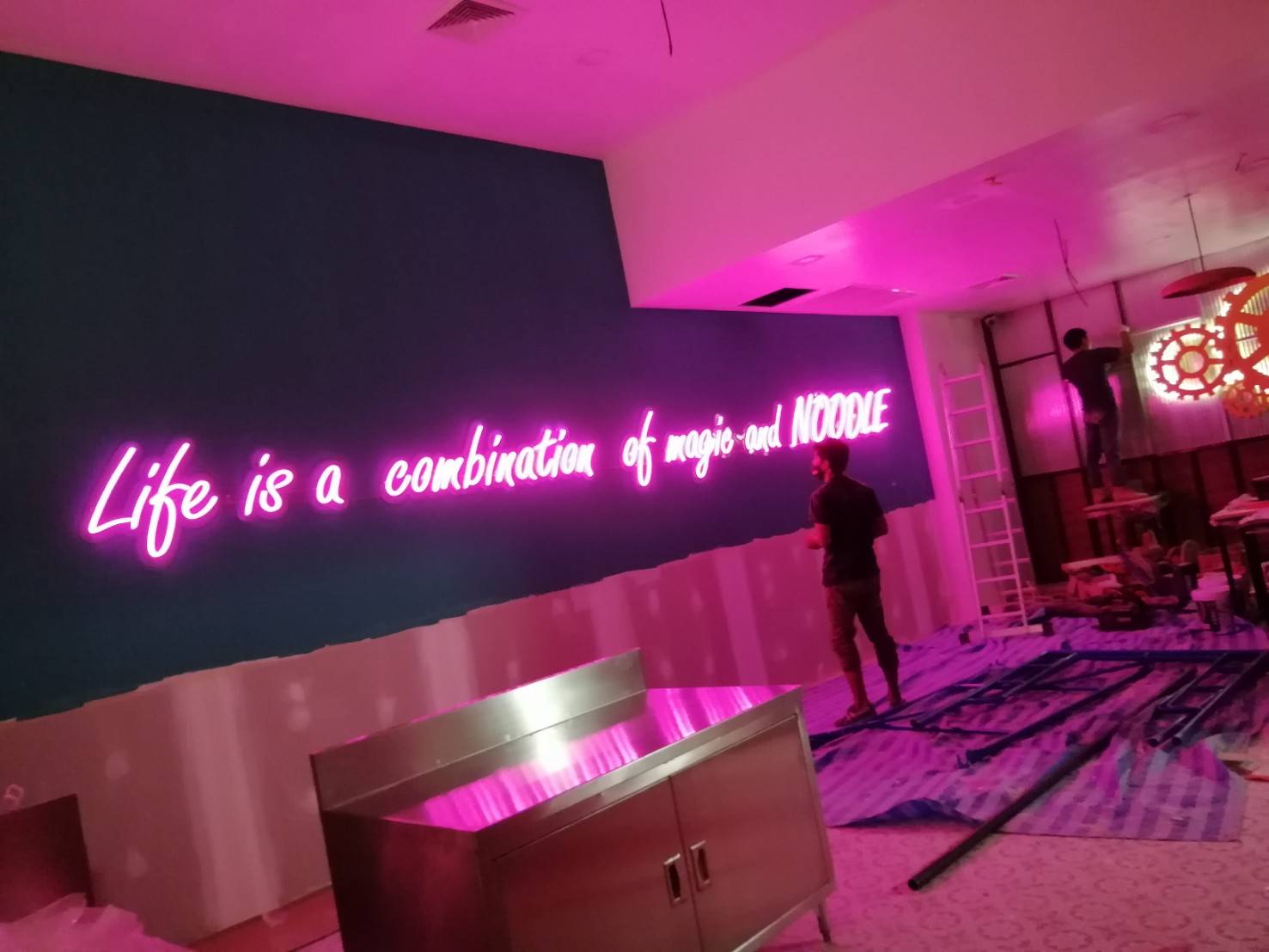 ผลิตป้ายไฟดัด ติดตั้ง ป้ายไฟนีออน LED ดัด Life is a สถานที่ โรบินสัน ไลฟ์สไตล์ สระบุรี