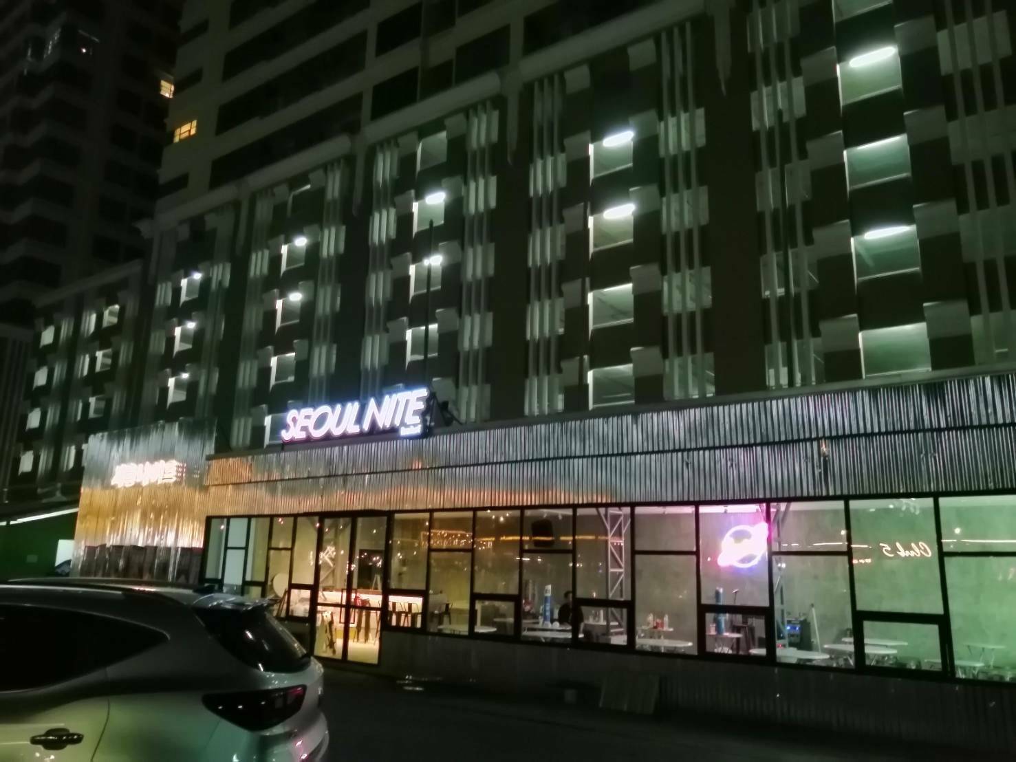 ร้าน SEOLU NITE (โซลไนท์) - อักษรซิงค์ไฟสีขาวออกหน้า - ขอบคิ้วทำสีดำ ขนาด 2 cm - ด้านหน้าอะคริลิคขาวขุ่นติดสติ๊กเกอร์ - ขนาด 392×91 cmอ