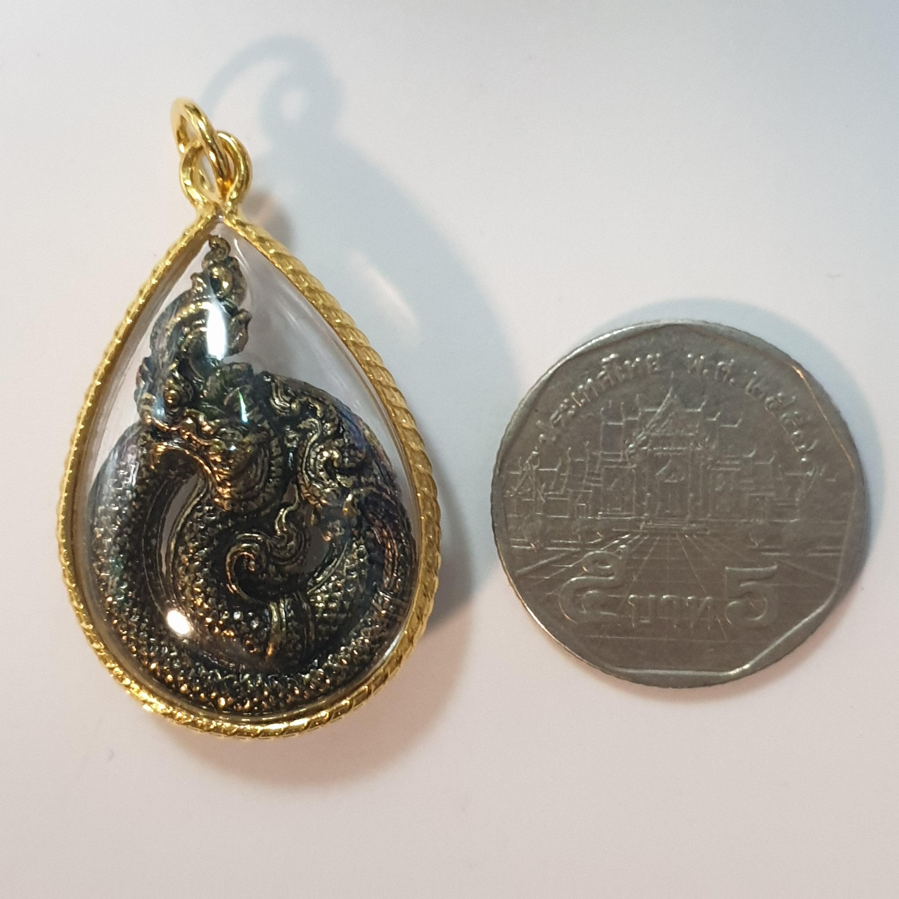 จี้ พญานาค พร้อมกรอบทองกันน้ำ ขนาด กว้าง 3 ซ.ม. สูง 4 ซ.ม หนา 0.5 ซ.ม. +ฟรียันต์คละๆลายกันไปนะค่ะ