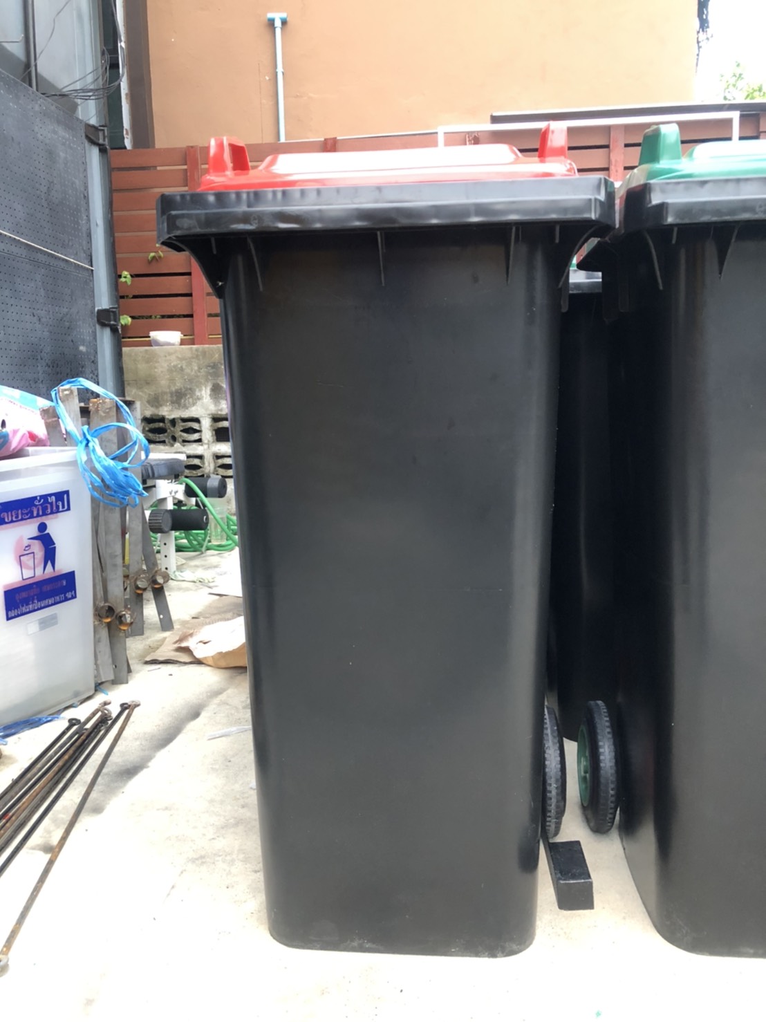 ถังขยะทรงเหลี่ยม เท้าเหยียบ ฝาสี พร้อมล้อเข็น 120 ลิตร