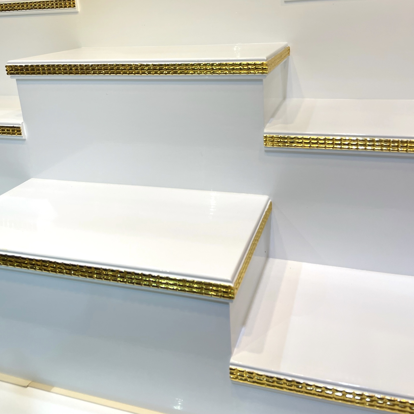 ตู้พระแบบสูง 9x8 ขั้นบันได 9 ขั้น พิกุลขาว