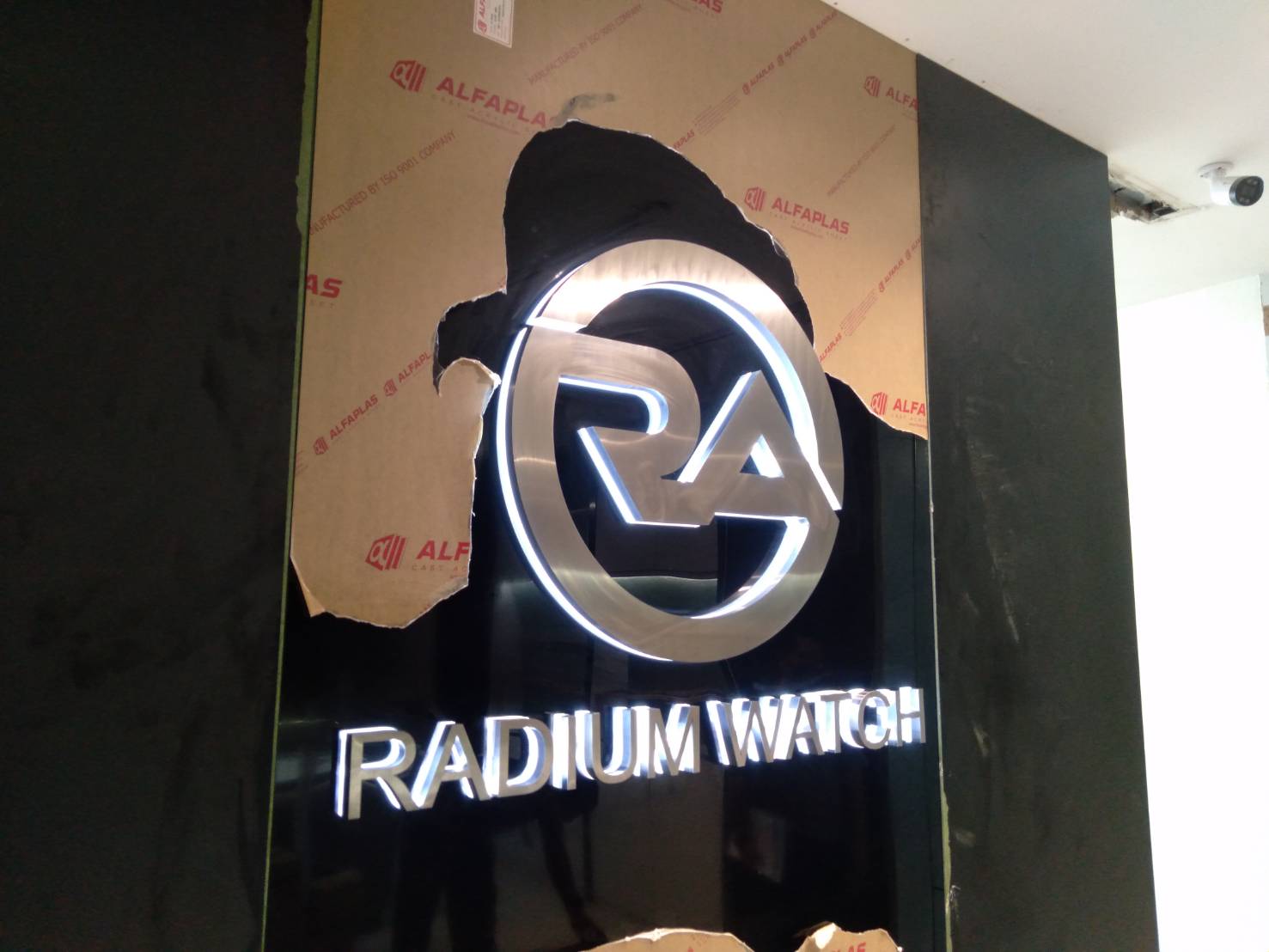 #อักษรสแตนเลสสีเงินแฮร์ไลน์อะคริลิครองหลัง #ป้ายไฟออกหลัง