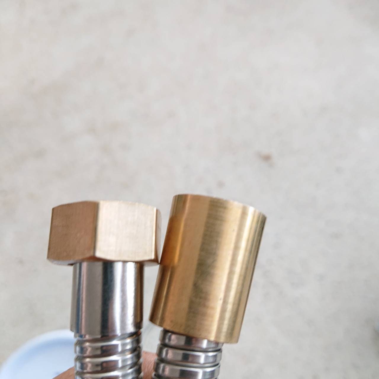 สายน้ำดี สแตนเลสหัวทองเหลืองยาว 2.00 ม. สำหรับฝักบัว ฝักชำระ เกลียวใน 4 หุน#10119 เกลียวประปาบ้านเราคะลูกค้า