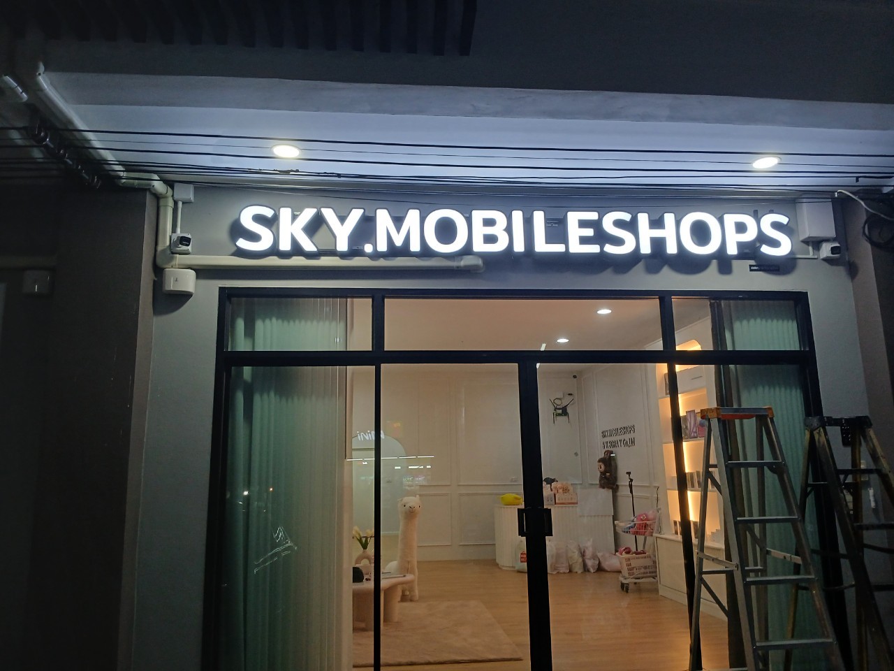 ป้ายไฟออกหน้า '' SKY.MOBILESHOPS ''