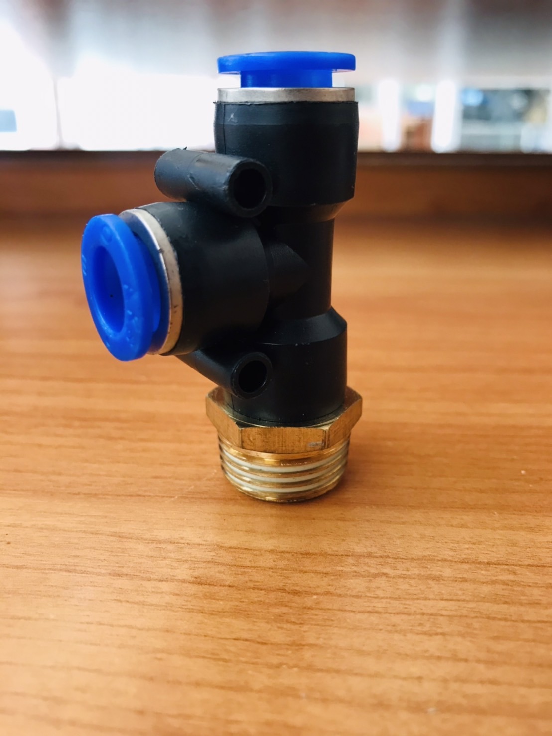 ข้อต่อลมสามทางเกลียวนอก1ข้าง รุ่น PD 10-04 ขนาด 4 หุน สำหรับสายลม 10 มม.#036160