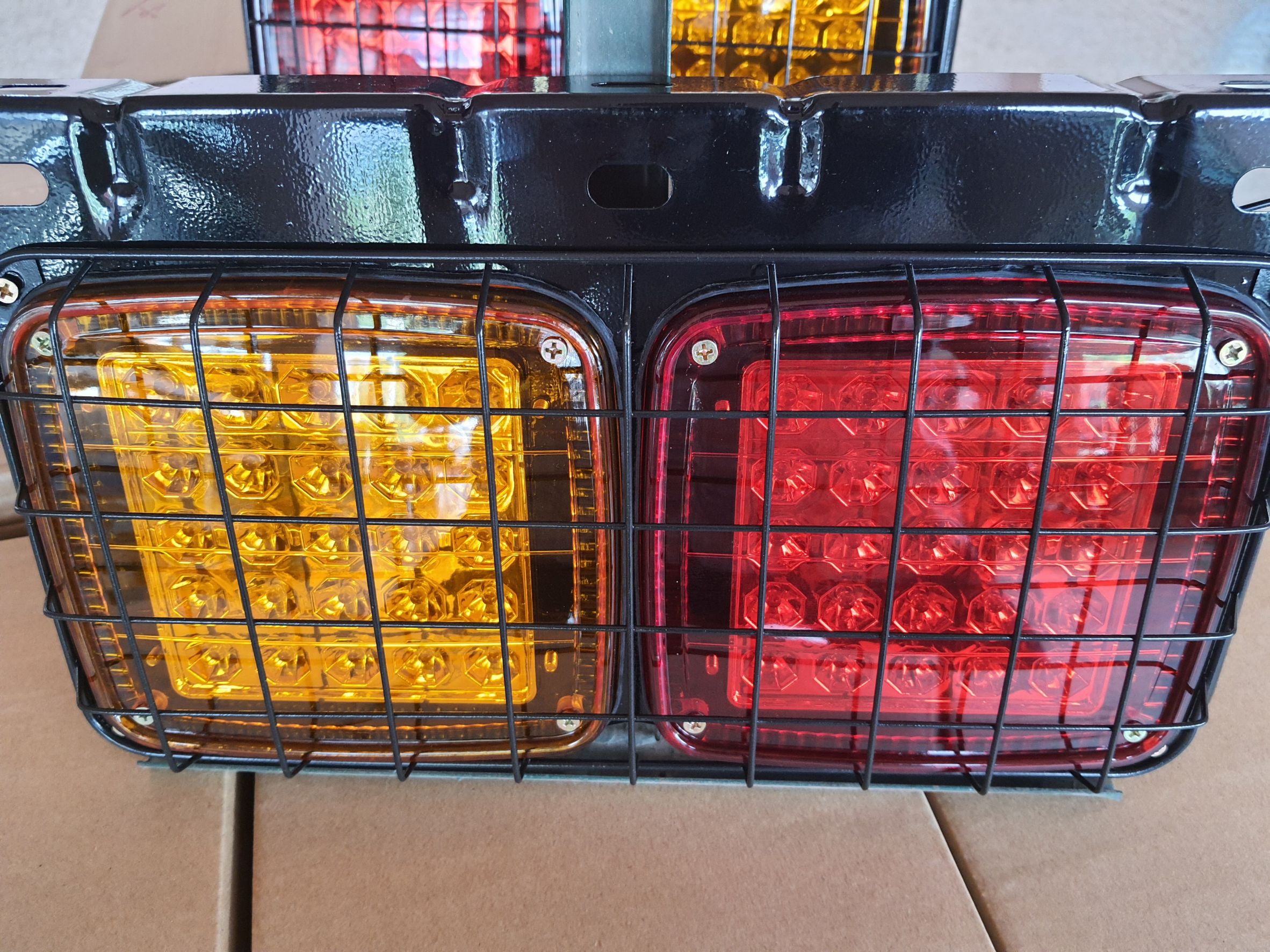 ไฟท้ายรถบรรทุก แบบ LED 24 โวล์ (แป้นเหล็ก)