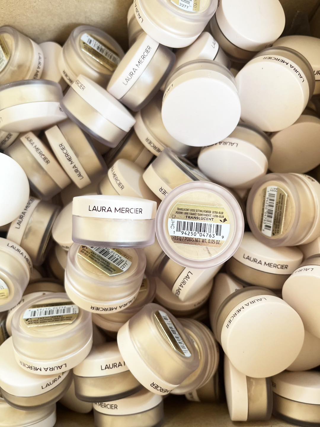 Laura Mercier Ultra-Blur Translucent Loose Setting Powder 1.5g. แป้งฝุ่นลอร่าออกใหม่ ขนาดทดลอง