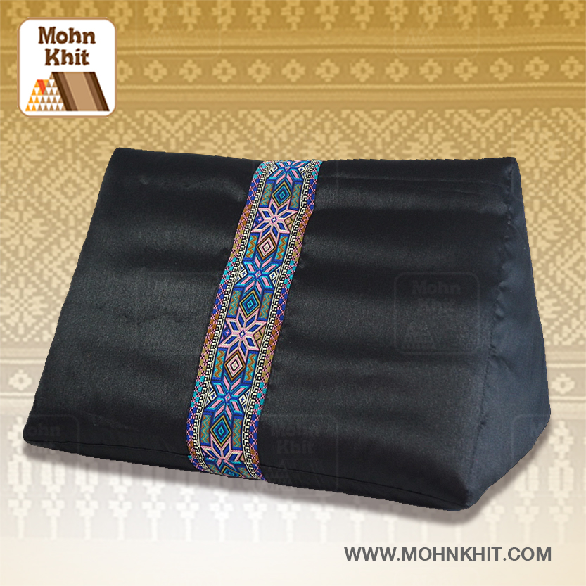 เซ็ทหมอนสามเหลี่ยม15ช่องผ้าไหมและเบาะรองนั่ง 55cmx38cmx40cm// Thai Tri-angle Cotton kapok Traditional Floor Cushions.