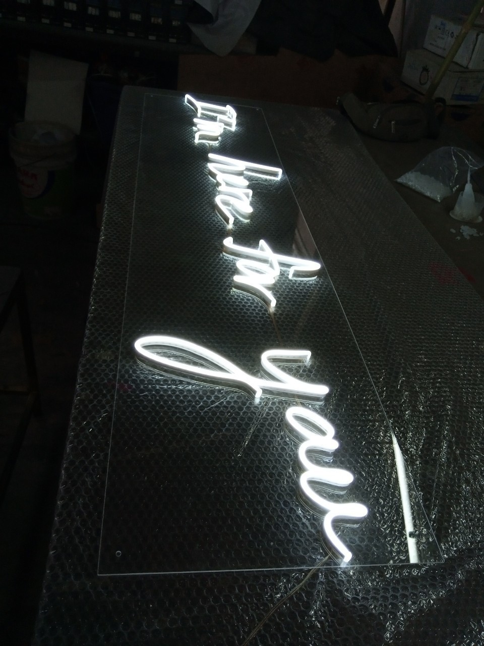 ป้ายไฟนีออน LED อะคริลิคใสรองหลัง