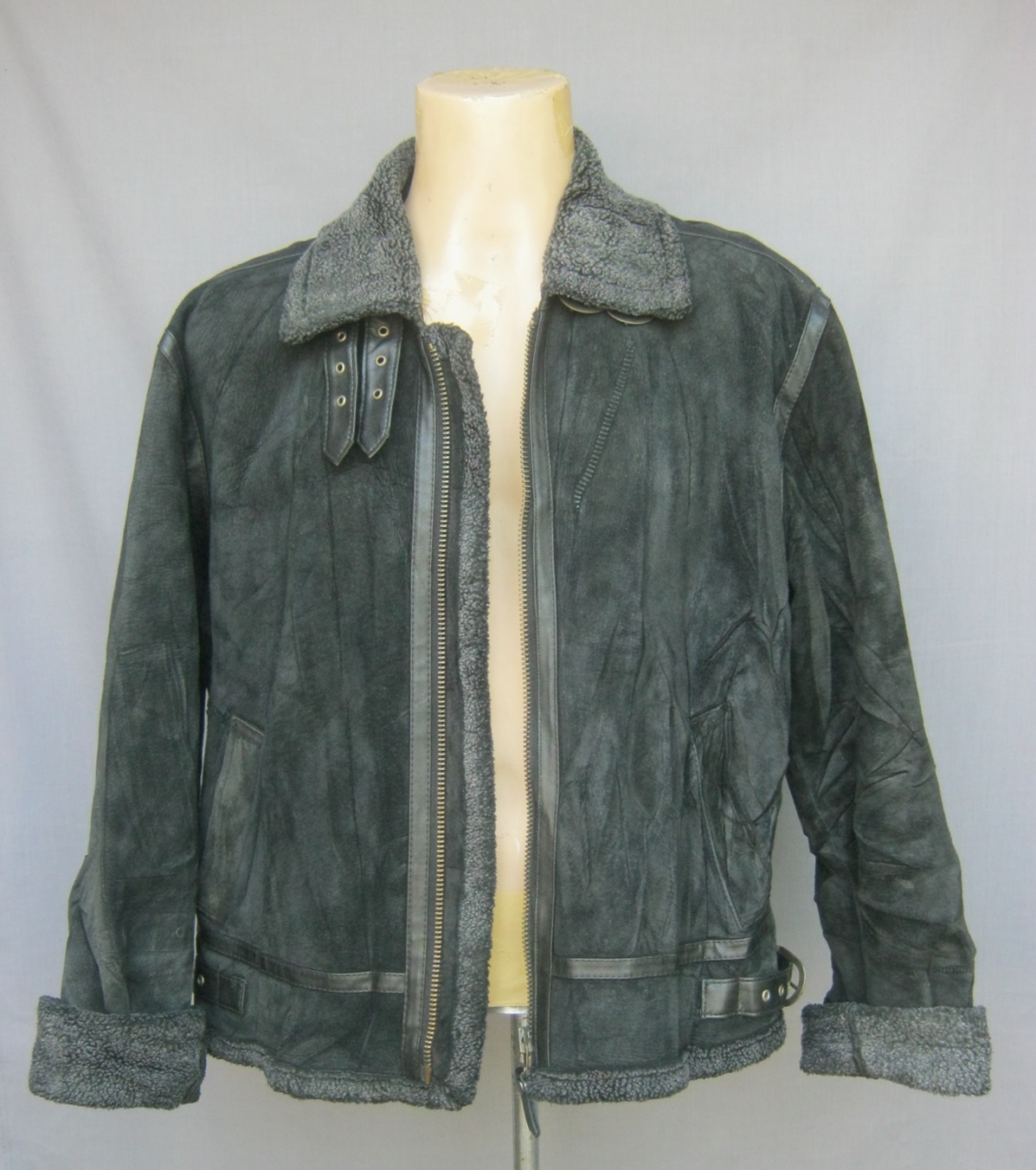 เสื้อหนัง B3