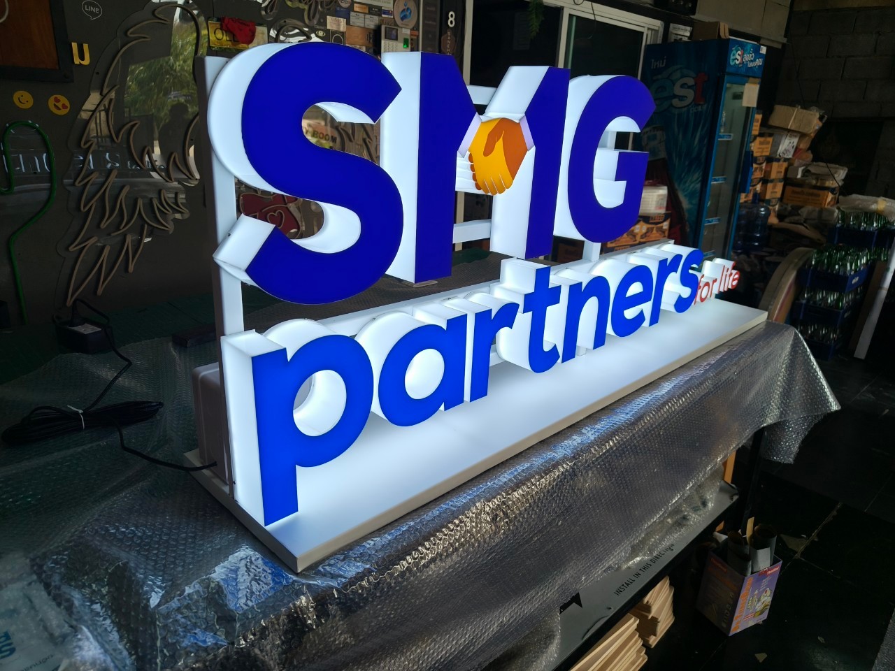 ป้ายอักษรอะคริลิคไฟออกรอบตัว + ติดโครงเหล็ก สูง 55 cm