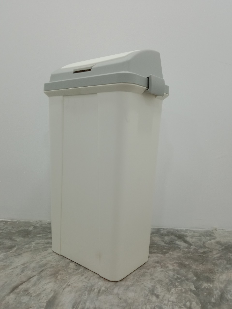 ถังขยะทรงเหลี่ยม พลาสติก ฝากดสวิง 45 ลิตร