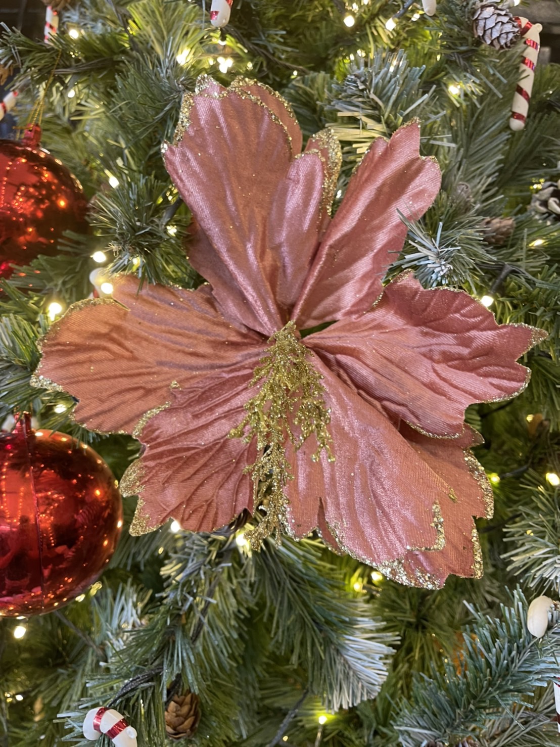 ต้นคริสต์มาสแต่งธีมสี