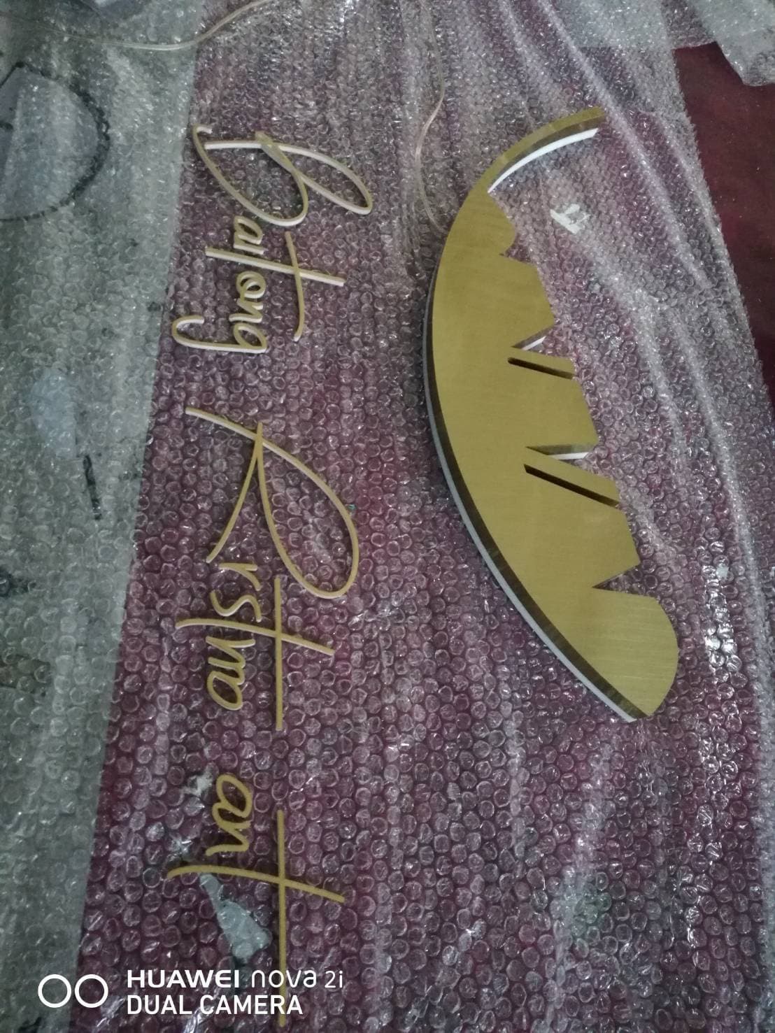 ป้ายสุราษฏร์ธานี สแตนเลสหน้าทอง แอร์ไลน์ ต่อขอบ 1.5cm ติดอะคริลิคหลัง 1 cm ผ่าหลังสแตนเลส ติดไฟออกหลังแสงวอม อะคริลิคขาว 444 หนา 0.5 mm ไดคัท ตามแบบไม่ช่อนไฟ LED