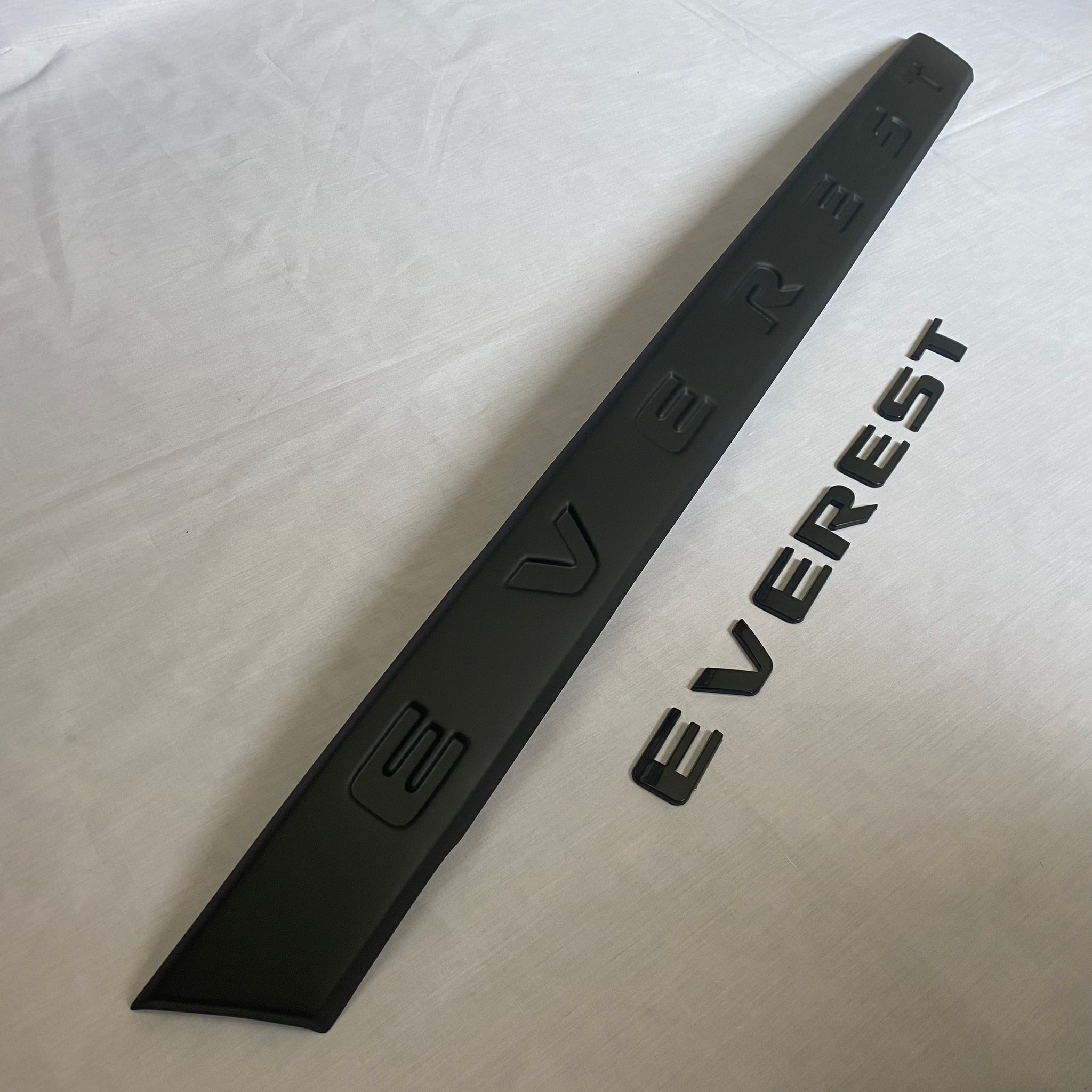 คาดฝาท้ายดำด้าน EVEREST