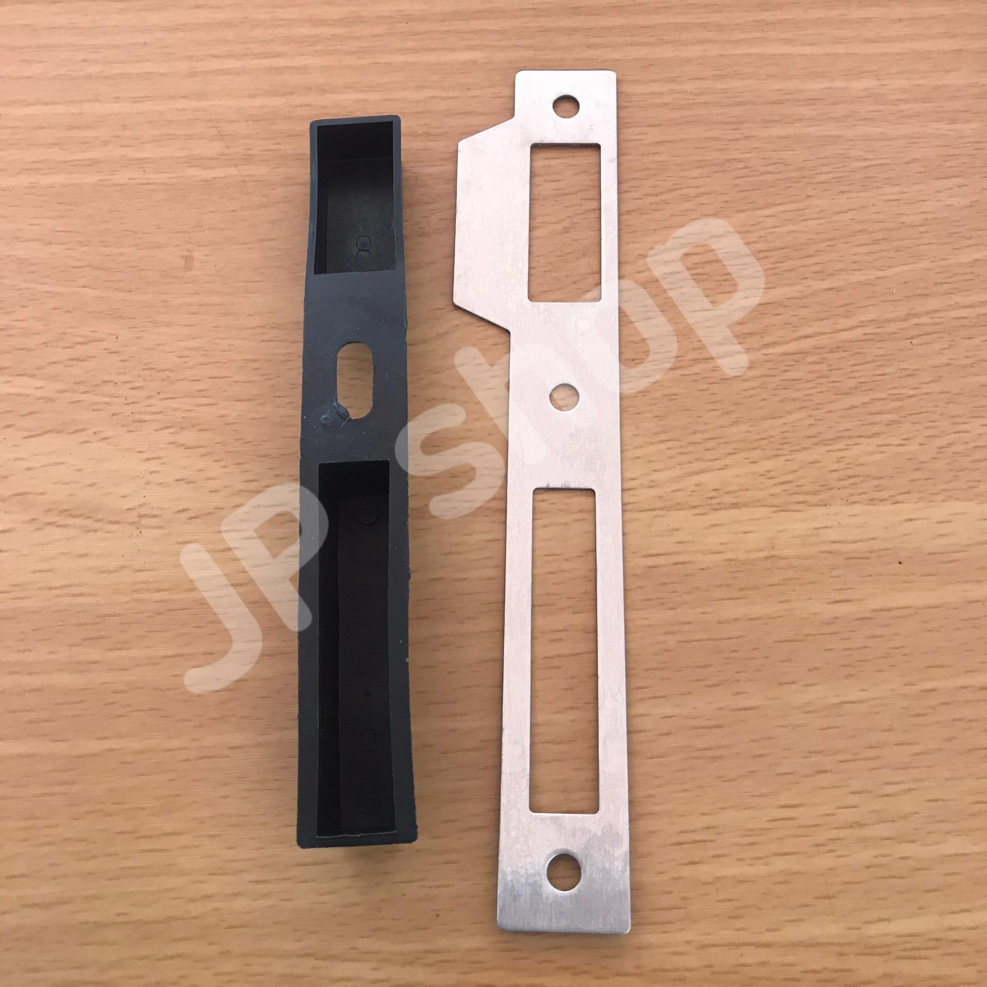 ก้านโยคประตูรั่ว กุญแจเขาควายประตูรั่ว มือจับประตูรั่วสแตนเลส พร้อมอุปกรณ์ล็อคประตู ส่งไว โกดังในไทย