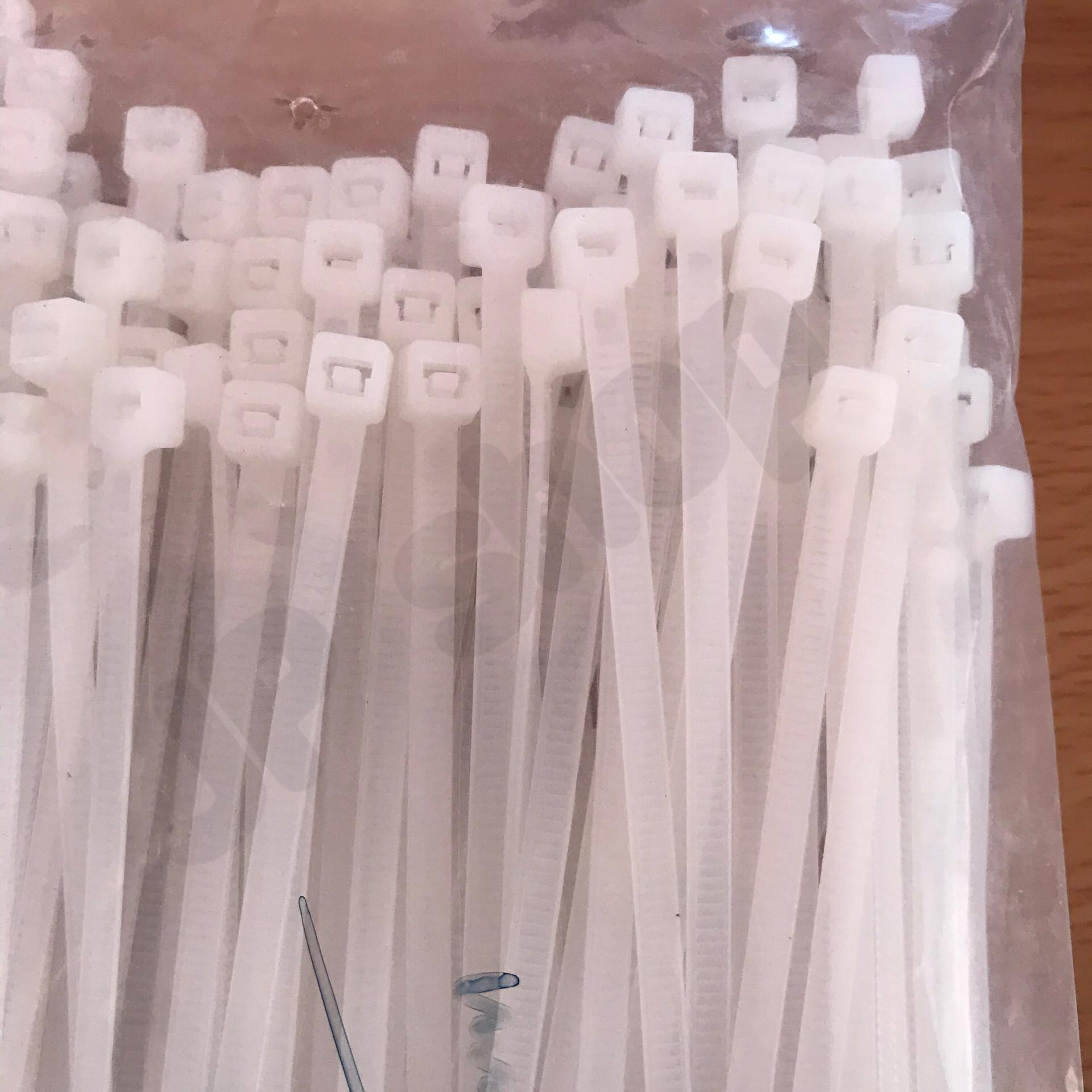 สายรัด CABLE TIE เคเบิ้ลไทร์ สายรัด 6นิ้ว เหมาะสำหรับนำไปใช้งานต่าง ๆ อาทิเช่น เคเบิ้ลไทร์ใช้รัดสายไฟ, สายแลน (LAN), สายโทรศัพท์, สายสัญญาณ, สายเคเบิ้ลให้เรียบร้อย โกดังในไทย สั่งปุ๊บส่งปั๊บ โกดังในไทย