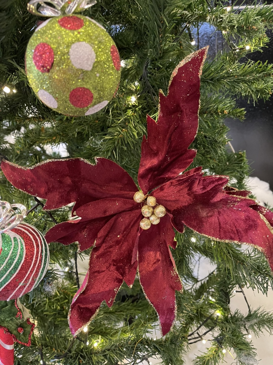 ต้นคริสต์มาสแบบตกแต่งพร้อมของประดับ