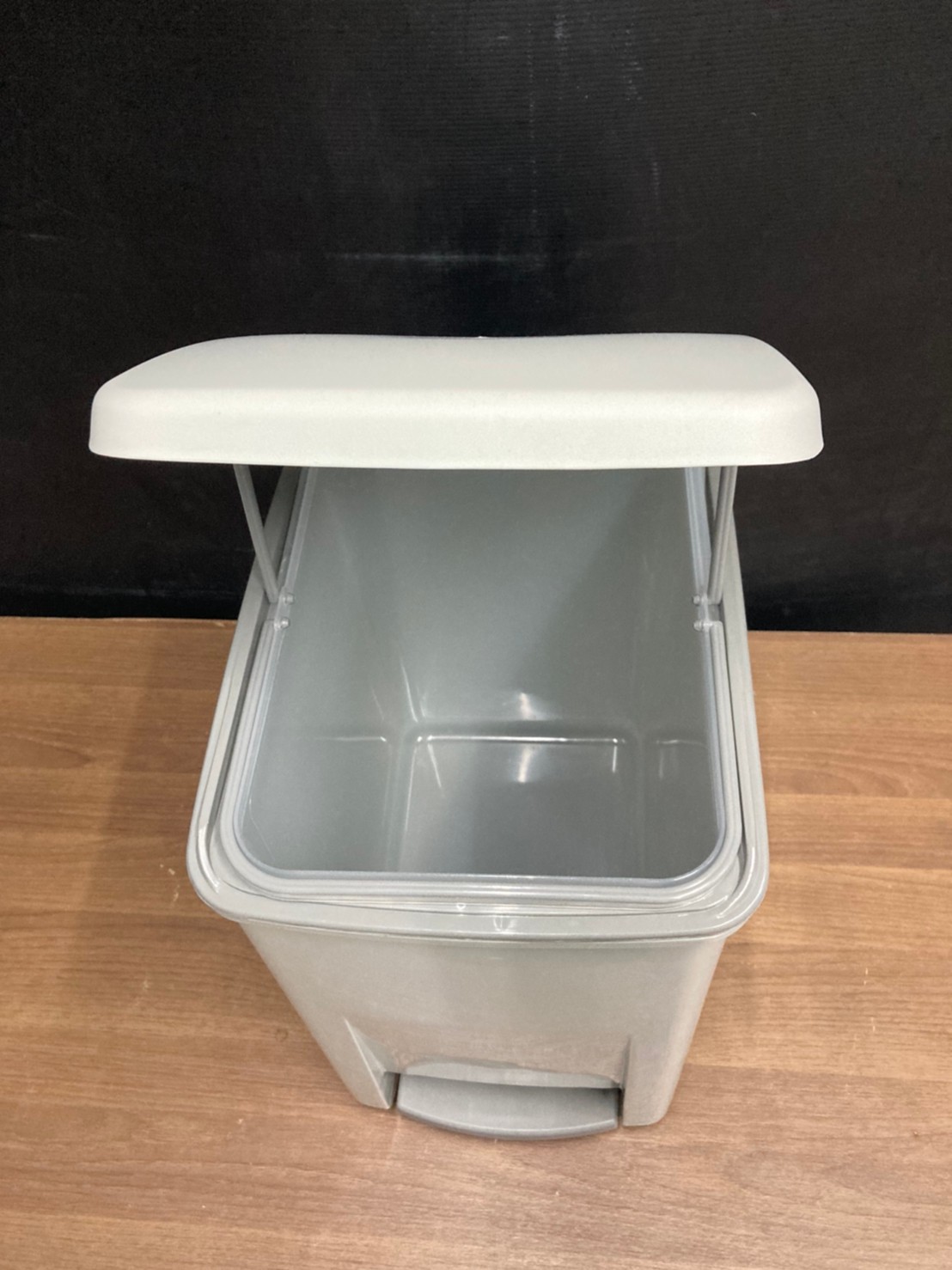 ถังขยะทรงเหลี่ยม เท้าเหยียบ 10 ลิตร