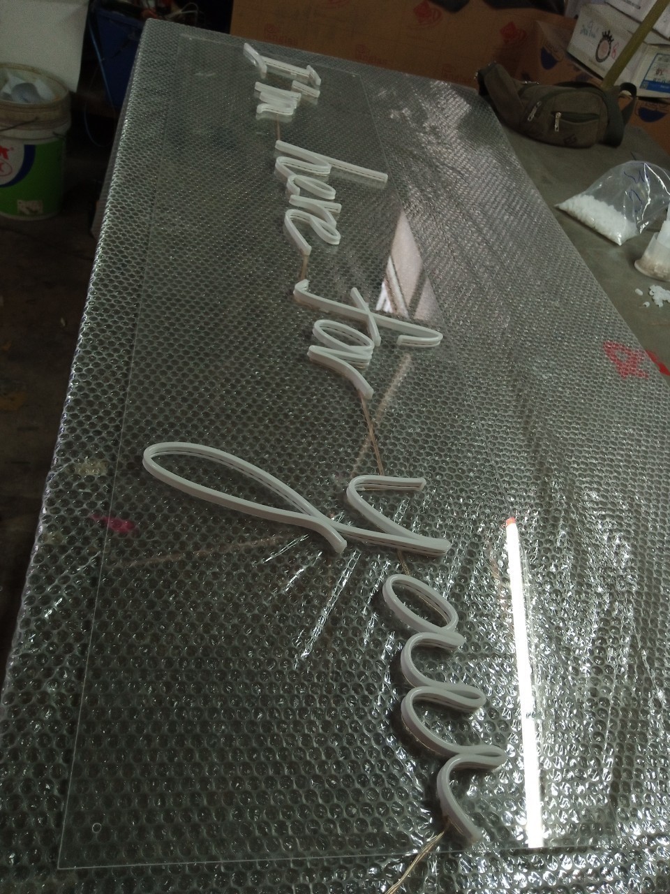 ป้ายไฟนีออน LED อะคริลิคใสรองหลัง