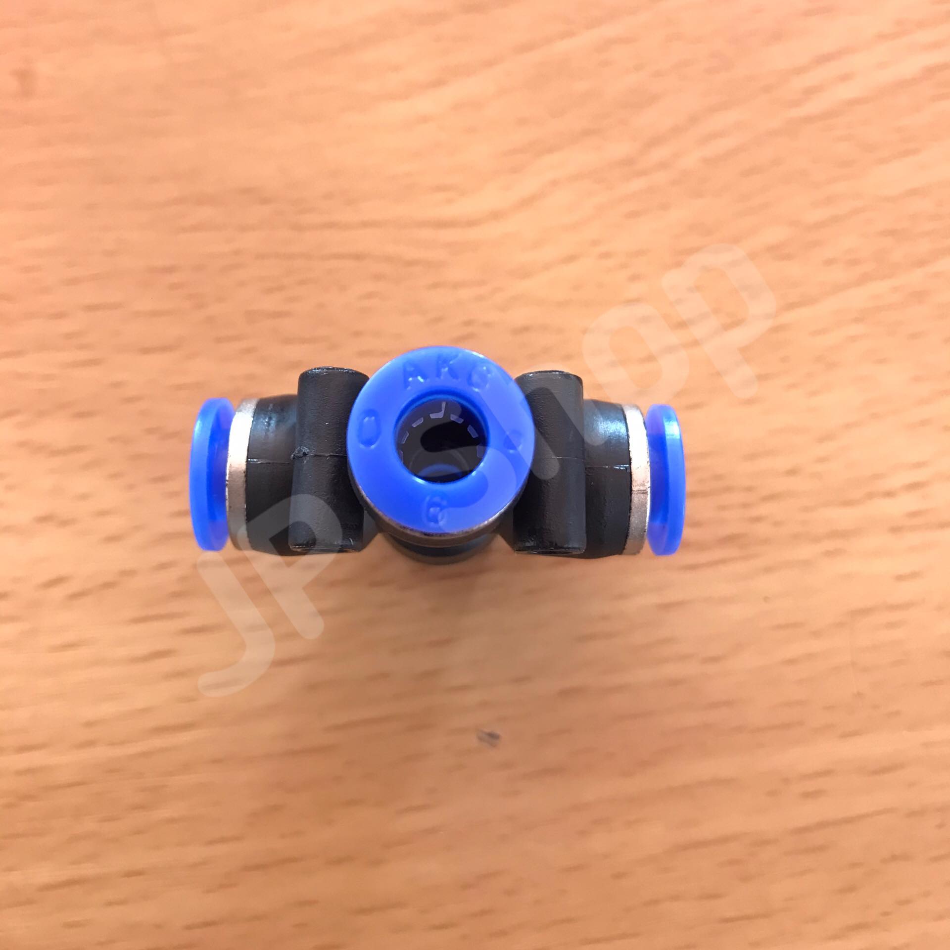 ข้อต่อลม 4 ทาง ฟิตติ้งเมติกส์แบบสีทาง ขนาด 06 มม. ใช้กับสายลม 06 มม. แพค 10 ตัว ข้อต่อ PZA 06 #0106