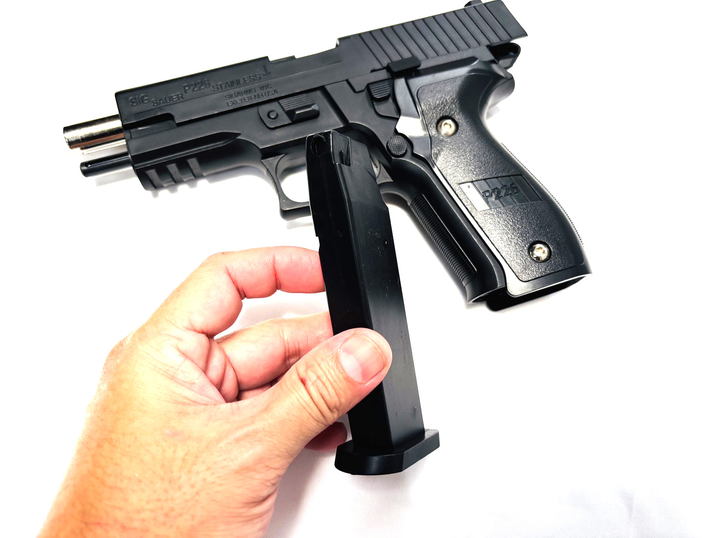 ปืนอัดลมสั้น รุ่น P226 ระบบชักยิงทีละนัด