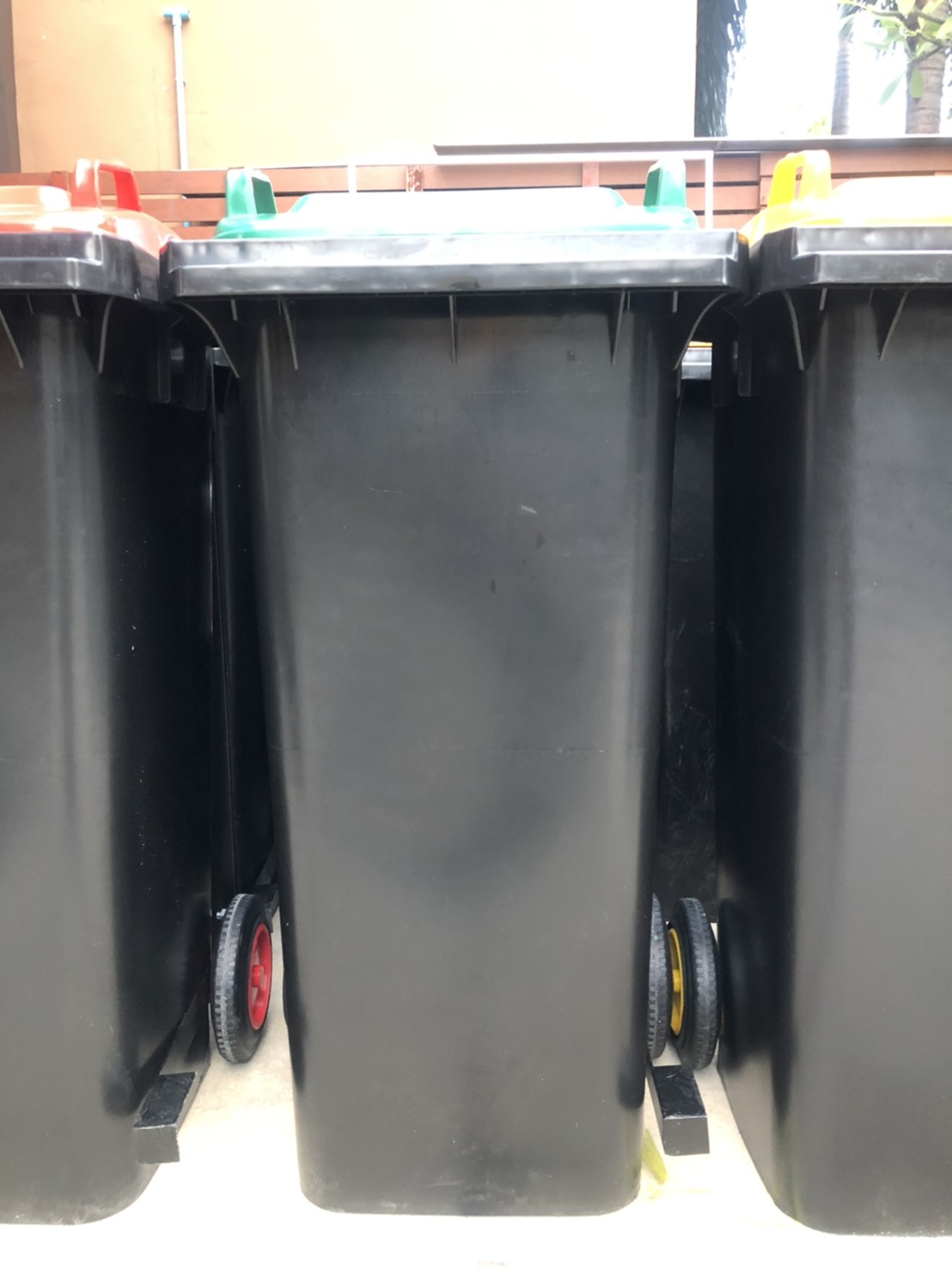 ถังขยะทรงเหลี่ยม เท้าเหยียบ ฝาสี พร้อมล้อเข็น 120 ลิตร