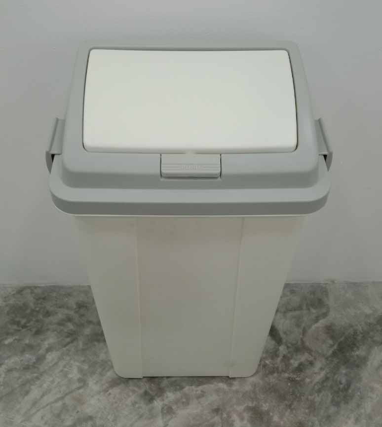 ถังขยะทรงเหลี่ยม พลาสติก ฝากดสวิง 45 ลิตร