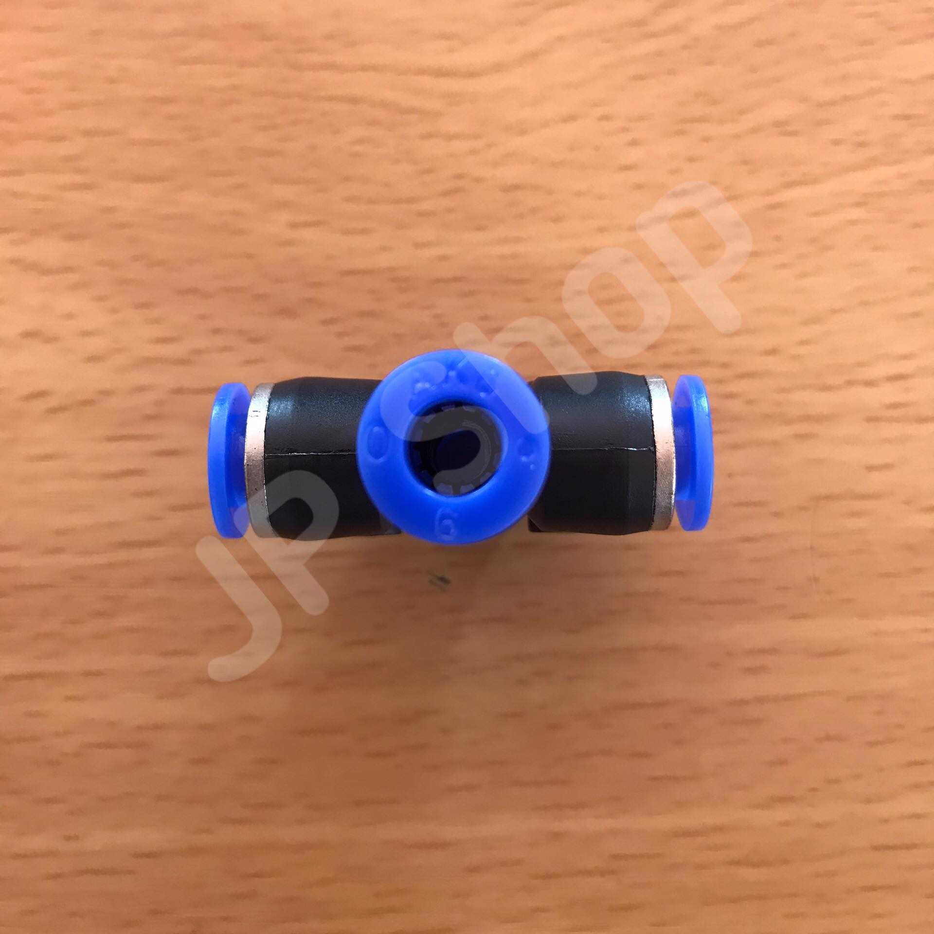 ข้อต่อลม 4 ทาง ฟิตติ้งเมติกส์แบบสีทาง ขนาด 06 มม. ใช้กับสายลม 06 มม. แพค 10 ตัว ข้อต่อ PZA 06 #0106