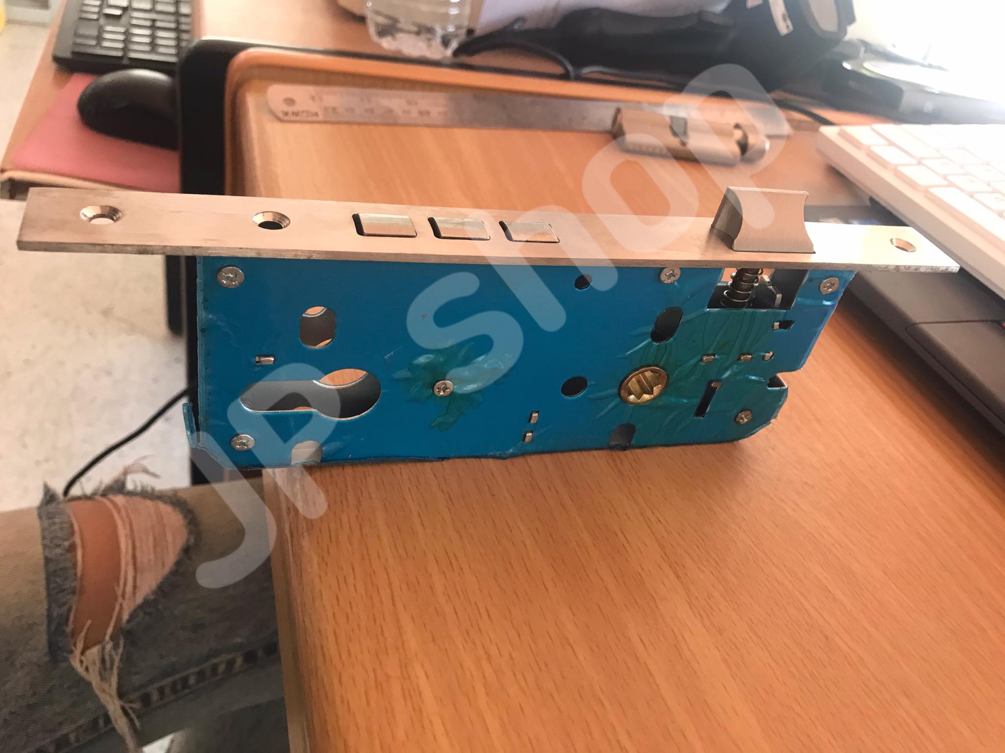 ก้านโยคประตูรั่ว กุญแจเขาควายประตูรั่ว มือจับประตูรั่วสแตนเลส พร้อมอุปกรณ์ล็อคประตู ส่งไว โกดังในไทย