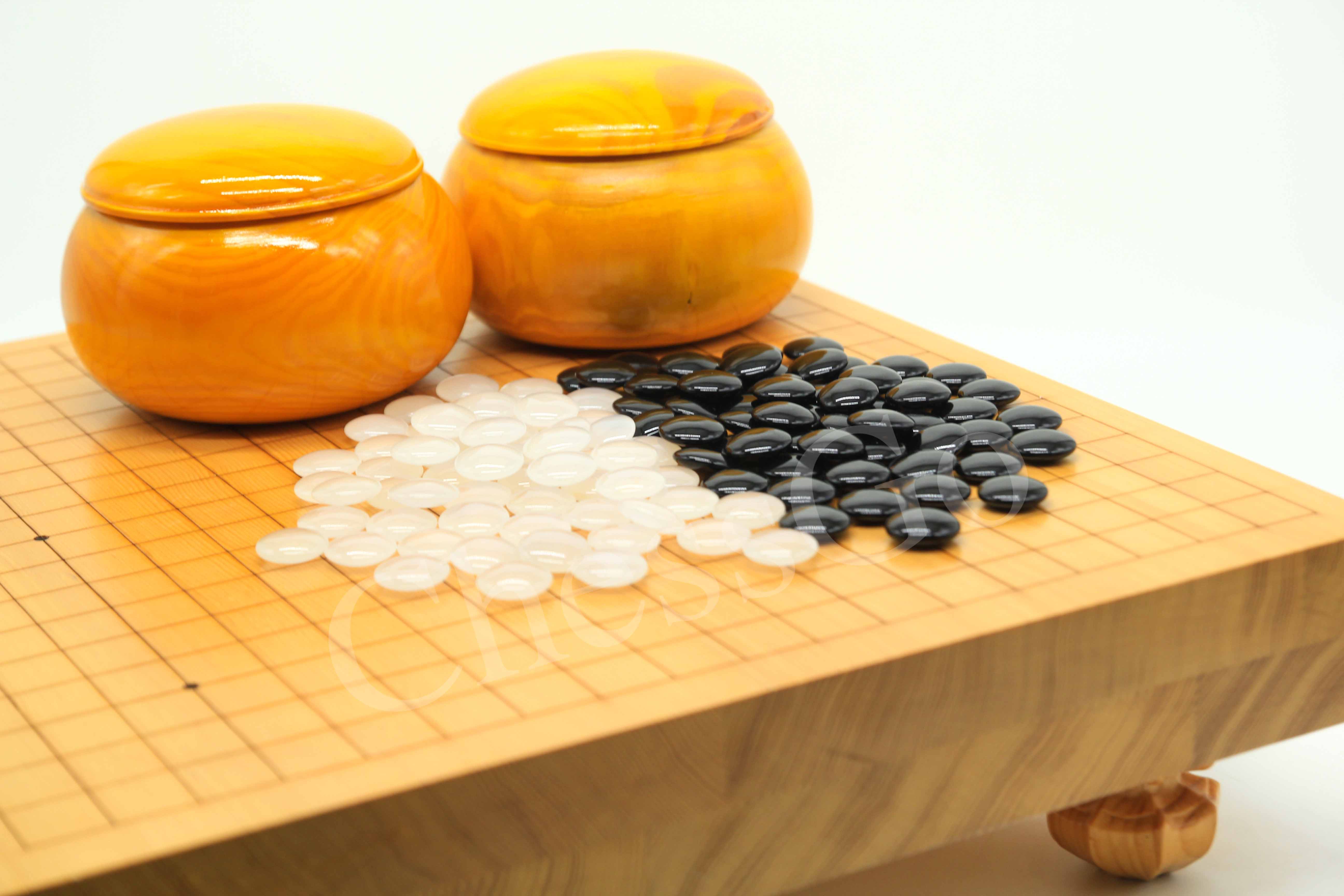 ชุดหมากล้อมไม้ขาบัว(เม็ดหินมโนราagate/โถไม้yellow spruce)