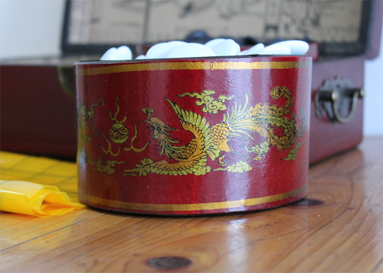 เม็ดหมากล้อมกล่องลายจีน