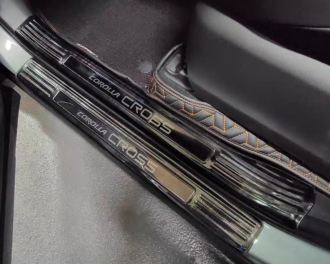 คิ้วบันได สคัฟเพลท ด้านใน Corolla Cross 4 ชิ้น V.2