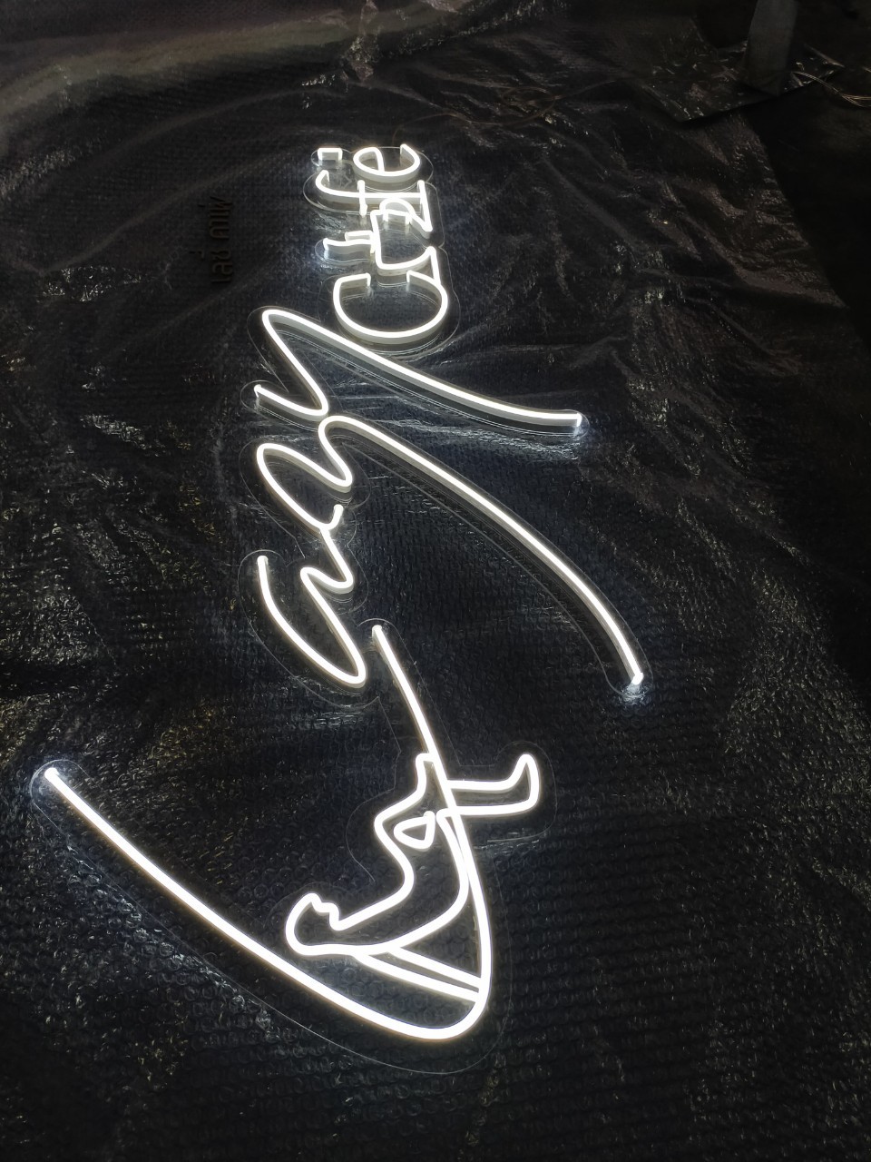 ไฟนีออน เฟค