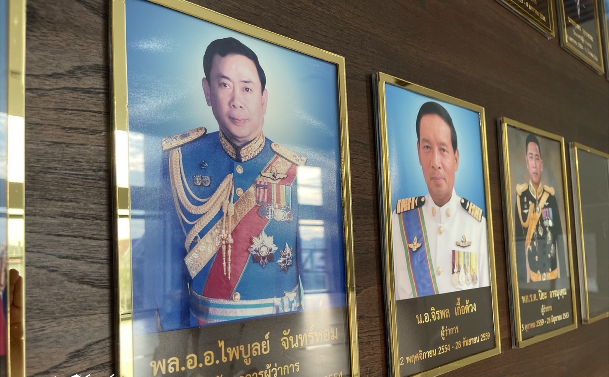 ป้ายทำเนียบหน้าไม้สัก ขนาด 120x400cm ติดกรอบใส่รูปอะคริลิคใสขอบทอง