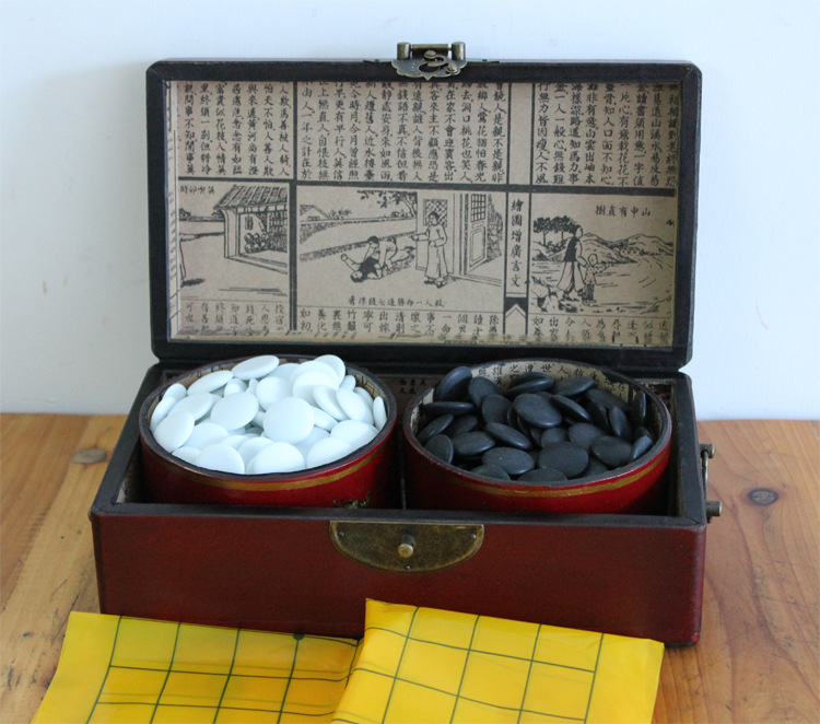 เม็ดหมากล้อมกล่องลายจีน