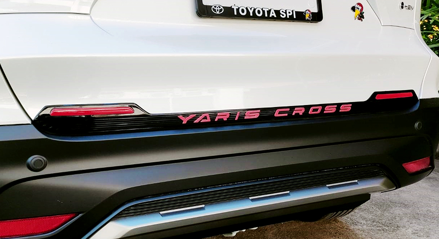 คิ้วฝากระโปรงท้าย 2 ชิ้น YARIS CROSS 2023-2028
