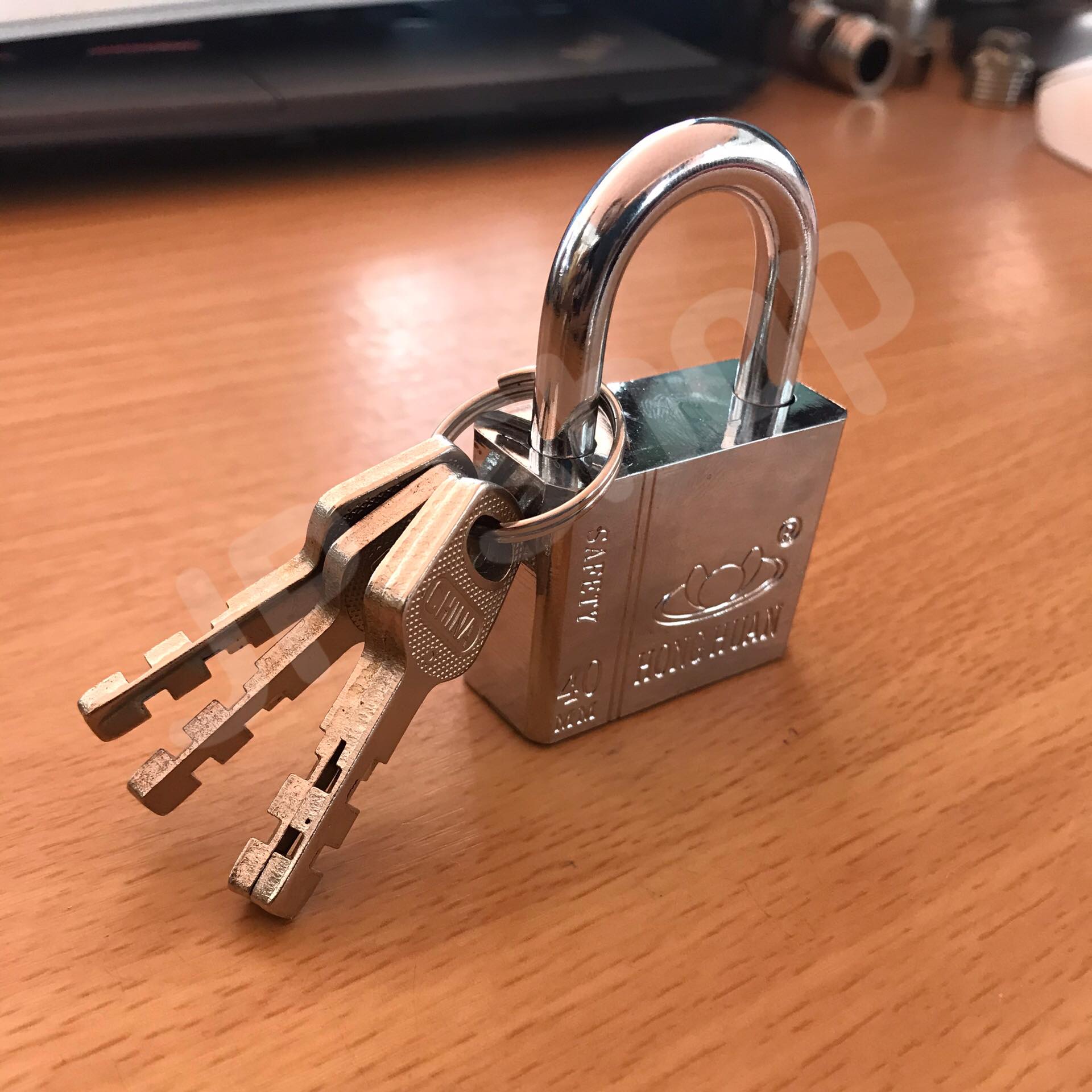 กุญแจล็อคบ้าน ล็อคครัว ล็อคอเนประสงค์ 40 มม. ล็อคแน่นหนา คงทน ราคาถูก สนใจสั่งซื้อได้เลย ห่วงสั้น #6971342321143