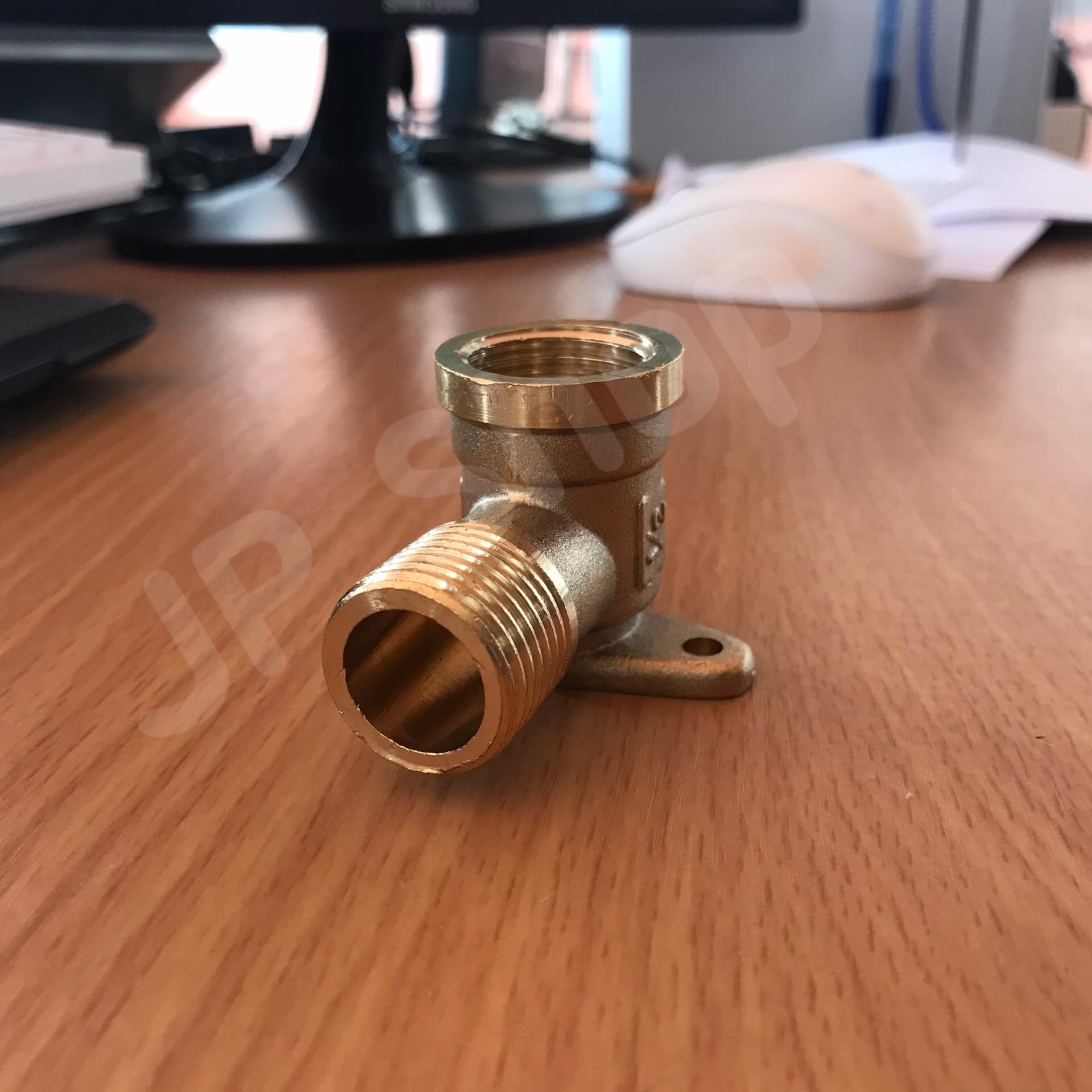 ข้องอทองเหลืองขนาด 4 หุน เกลียวนอก-ใน มีฐานยึด ข้อต่อ ข้องอทองเหลือง มี บาน ยึด ขนาด 4 หุน #1254