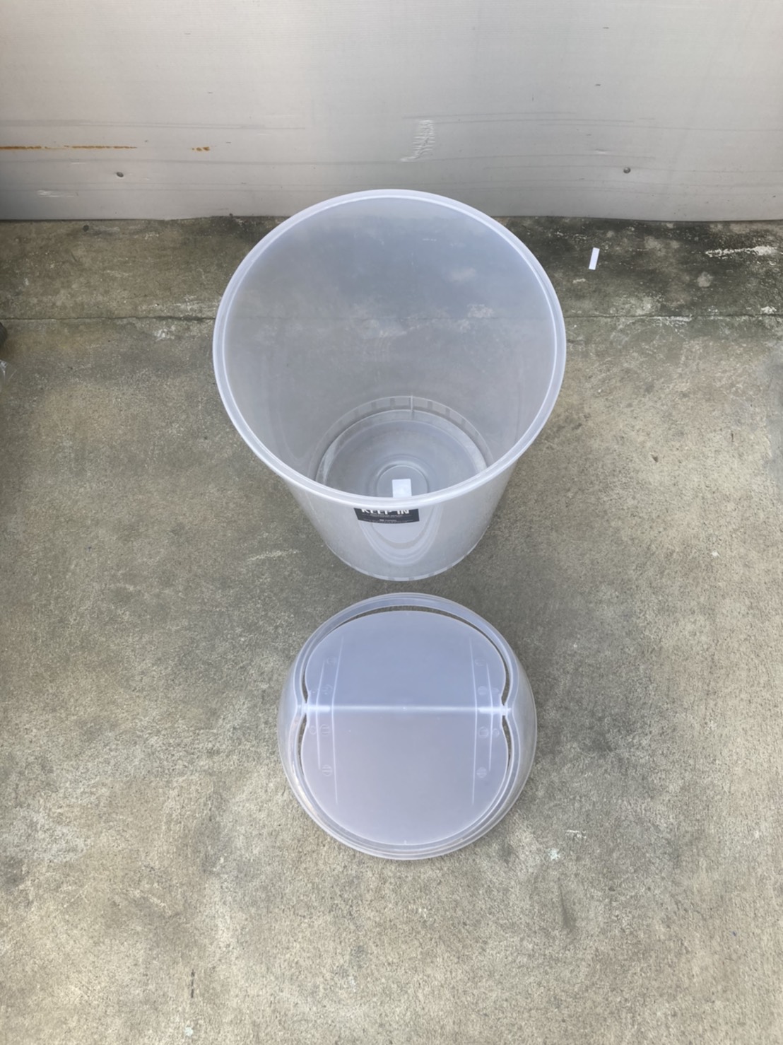 ถังขยะพลาสติกใส ทรงกลม ฝาแกว่ง 45 ลิตร