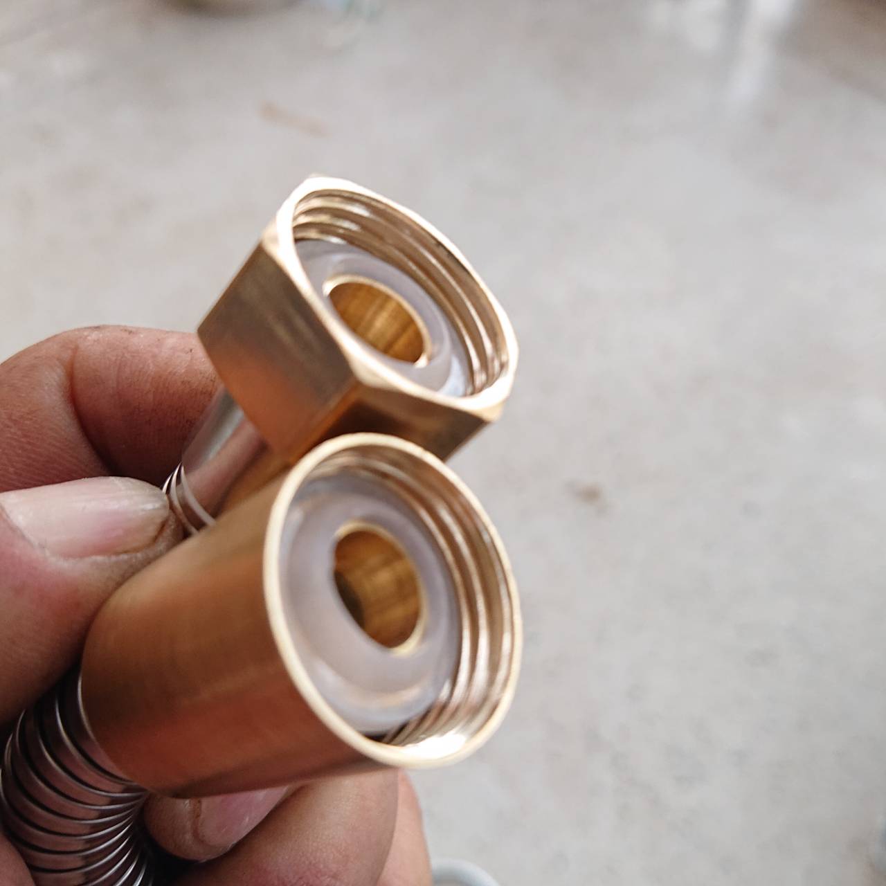 สายน้ำดี สแตนเลสหัวทองเหลืองยาว 2.00 ม. สำหรับฝักบัว ฝักชำระ เกลียวใน 4 หุน#10119 เกลียวประปาบ้านเราคะลูกค้า