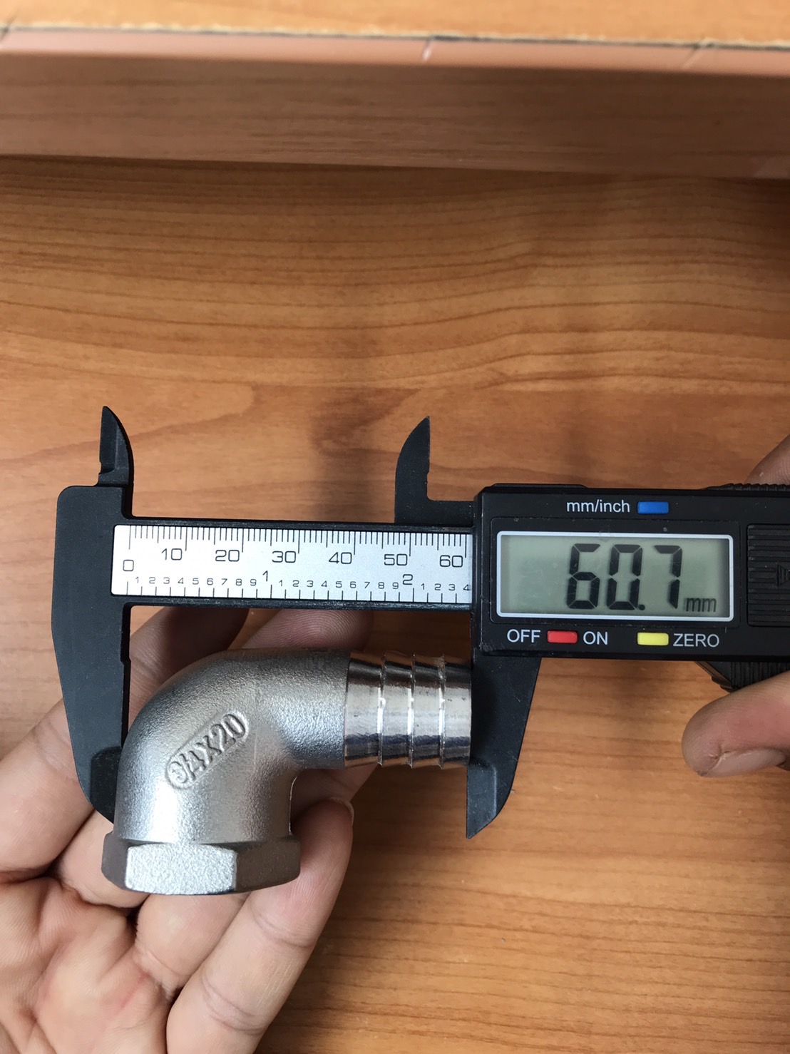 ข้องอเกลียวใน สแตนเลส 304 ขนาด 3/4 (6 หุน ) หางไหล 20 mm. ราคาต่อ1 ชิ้น #66130